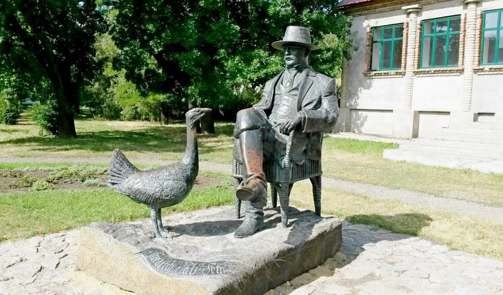 Пам’ятник Фрідріху Фальц-Фейну на території заповідника // https://vidviday.ua/blog/askaniya-nova/