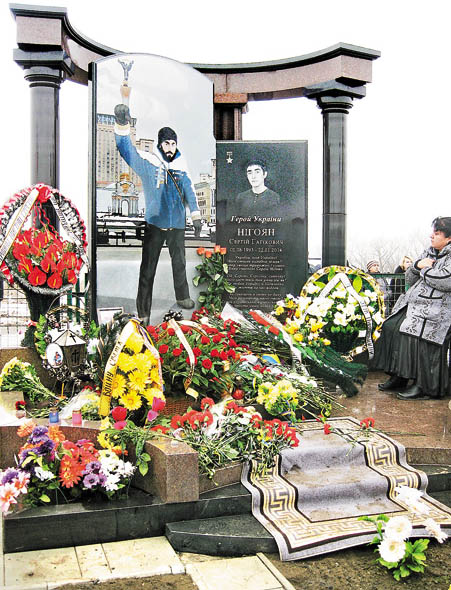 Для матері Сергія Нігояна (сидить біля монумента) він завжди буде живий. Фото авторки. 