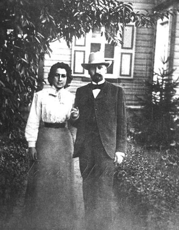 Михайло та Віра Коцюбинські біля свого будинку в Чернігові, 1902 р. // http://www.golos.com.ua/article/321659