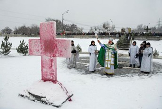 Давня традиція – хрест облитий червоним буряковим квасом //  https://www.bbc.com/ukrainian/news-42749503