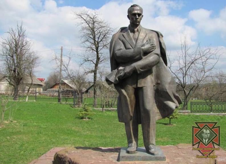 Третій пам’ятник Степану Бандері в с. Старий Угринів. https://bandera.if.ua/