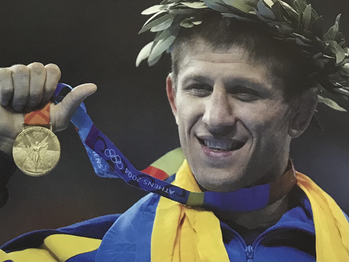 Ельбрус Тедеєв, чемпіон у вільній боротьбі (до 66 кг) на Олімпіаді в Афінах, на церемонії закриття ніс прапор України.