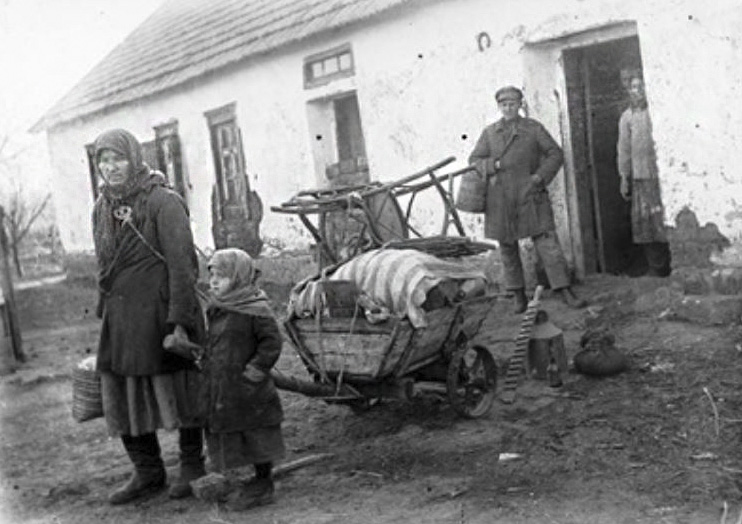 ​Розкуркулена сім'я біля свого колишнього будинку в селі Удачне Донецької області. 30-ті роки // https://www.bbc.com/ukrainian/features-55061222