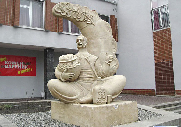 ​Пам'ятник українському варенику в Черкасах // http://abetka.ukrlife.org/varenichky3.htm