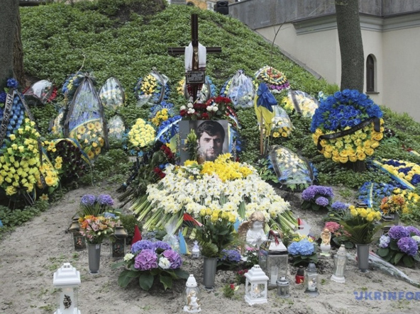 Поховання Дмитра Коцюбайла («Да Вінчі») на Аскольдовій могилі // https://bigkyiv.com.ua/40-dniv-yak-zagynuv-da-vinchi-u-kyyevi-vshanuvaly-pam%CA%BCyat-voyina/