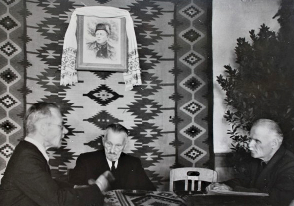 Лідери політичної еміграції УНР. Зліва направо: І. Мазепа, А. Лівицький, М. Омелянόвич-Павленко, 1947–1948