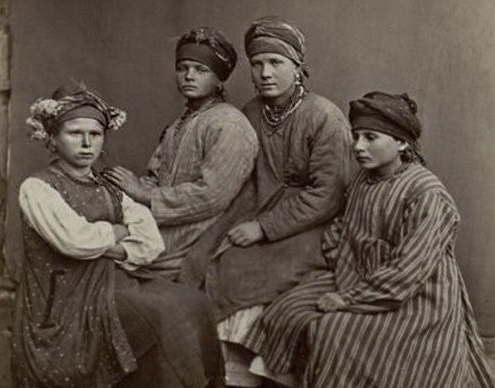 Четверо дівчат у літньому одязі. Етнографічний альбом Малоросії. Фотограф Йосип Кордаш, 1860 р. // https://localhistory.org.ua/rubrics/strii/khustka-po-divochomu/