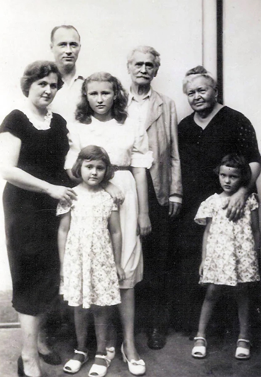 Подружжя Кричевських з родиною доньки Галини Кричевської-Лінде, Каракас, 1951 // https://localhistory.org.ua/texts/chitanka/ostrivki-pamiati-spogadi-pro-vasilia-krichevskogo/