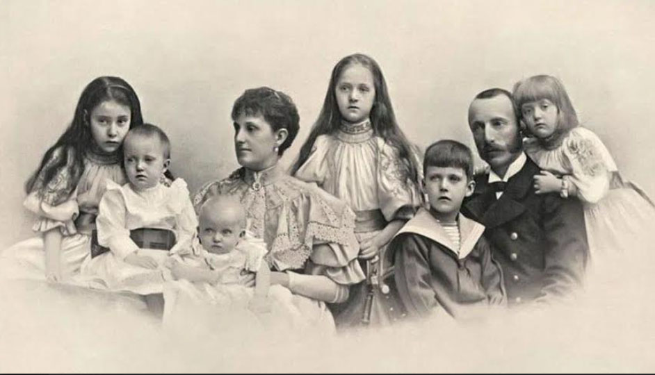 Вільгельм на руках у матері Марії Терези з родиною,1896 р. https://localhistory.org.ua/texts/statti/iak-avstriiskii-ertsgertsog-stav-ukrayinskim-patriotom/ 