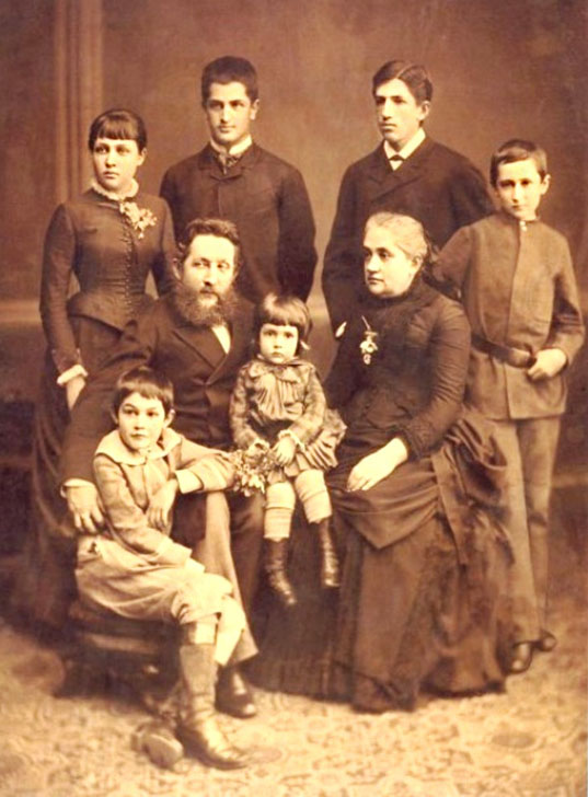 ​Родина Алчевських. Фото 1880-х років.– https://uk.wikipedia.org/wiki/%D0%90%D0%BB%D1%87%D0%B5%D0%B2%D1%81%D1%8C %D0%BA%D1%96#/media/%D0%A4%D0%B0%D0%B9%D0%BB:%D0%A0%D0%BE%D0%B4%D0%B8%D0%BD%D0%B0_%D0%90%D0%BB%D1%87%D0%B5%D0%B2%D1%81%D1%8C%D0%BA%D0%B8%D1%85_1880-%D1%82%D1%96.jpg