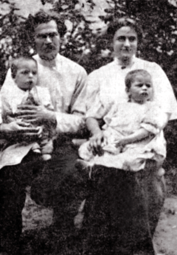 ​Валентина Радзимовська з чоловіком і дітьми, 1907 рік.– https://www.istpravda.com.ua/articles/2023/02/10/162382/
