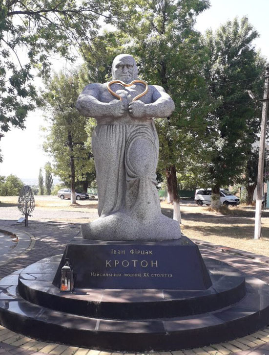 Пам’ятник Івану Фірцаку // https://bilkigr.gov.ua/15-tsikavyh-faktiv-u-biografiyi-ivana-firtsaka-krotona/