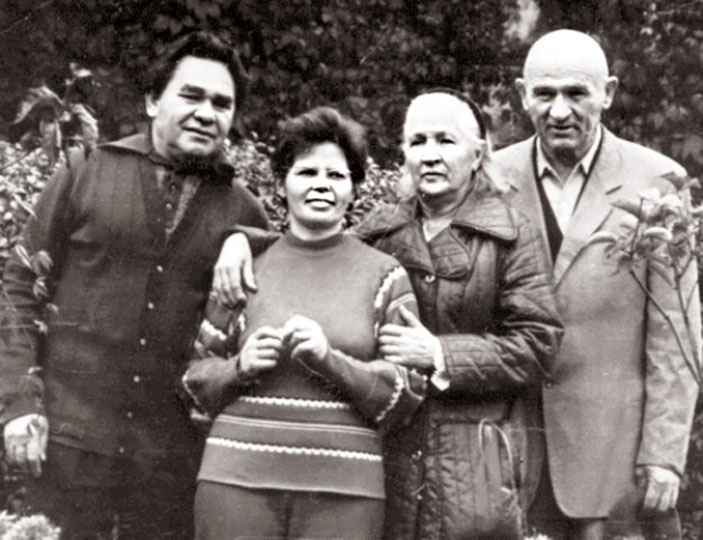 Микола та Раїса Руденки, Зінаїда та Петро Григоренки, 1970-ті роки.– https://uinp.gov.ua/istorychnyy-kalendar/gruden/19/1920-narodyvsya-mykola-rudenko