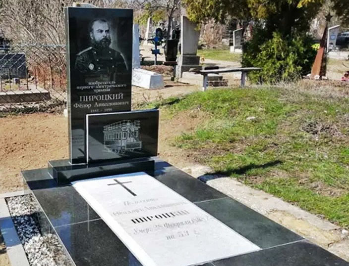 Могила Ф. Піроцького в Олешках. Фото 2019 р.– https://dyvys.info/2023/03/01/fedir-pirotskyj-poltavchanyn-yakyj-vynajshov-pershyj-u-sviti-elektrychnyj-tramvaj/