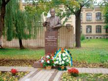 Пам'ятник Люльці Архипу Михайловичу.– https://kpi.ua/mem-lulka Пам'ятник Люльці Архипу Михайловичу.– https://kpi.ua/mem-lulka