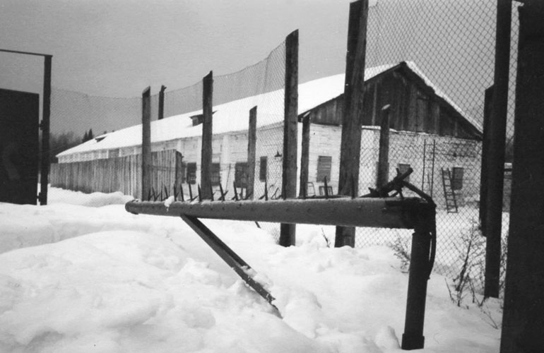 Барак ВС-389/36, з 1995 р. – Меморіальний музей історії політичних репресій і тоталітаризму «Пермь-36», де карався О. Тихий. Фото Василя Овсієнка, грудень, 1999 р.