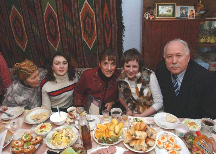 У родинному колі, 2007 // https://spadok.org.ua/vydatni-ukrayintsi/gaydemari-stefanyshyn-payper-astronavtka-nasa-z-ukrayinskym-korinnyam