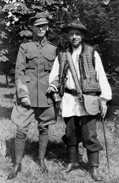 В. Вишиваний у формі полковника УНР з П. Шекериком-Доників, 1919 р. //  https://vogue.ua/article/culture/lifestyle/vasil-vishivaniy-gabsburg-yakiy-virishiv-stati-ukrajincem-54782.html