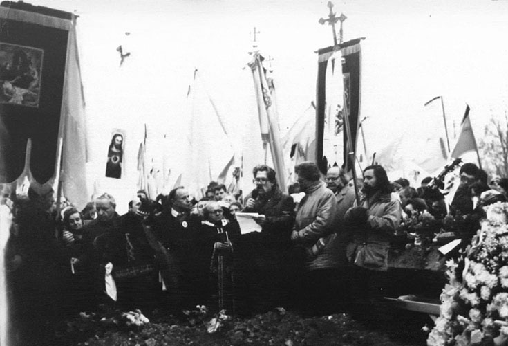 Перепоховання Василя Стуса, Юрія Литвина та Олекси Тихого на Байковому кладовищі 19 листопада 1989 р. У центрі о. Ярослав Лесів, Левко Лук’яненко (говорить), Горинь (ведучий), Іван Драч. Фото Петра Ромка