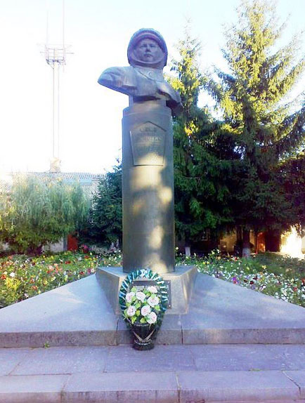 Пам’ятник космонавту Поповичу в Узині. Фото: AlexusUkr/uk.wikipedia.org Пам’ятник космонавту Поповичу в Узині. Фото: AlexusUkr/uk.wikipedia.org