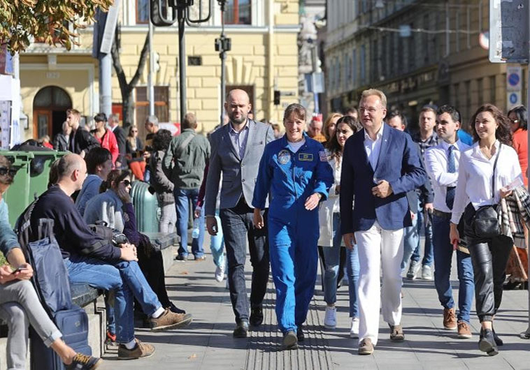 На вулицях Львова, 2019// https://city-adm.lviv.ua/news/city/lviv-international/pryiemno-bachyty-tak-bahato-liudei-tse-oznachaie-shcho-