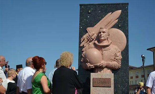Пам’ятник Л. Каденюку в с. Клішківці