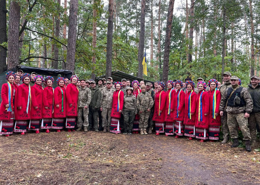 Український народний хор ім. Г. Верьовки після виступу в одному з батальйонів ЗСУ // https://vechirniy.kyiv.ua/news/88069/ Український народний хор ім. Г. Верьовки після виступу в одному з батальйонів ЗСУ // https://vechirniy.kyiv.ua/news/88069/