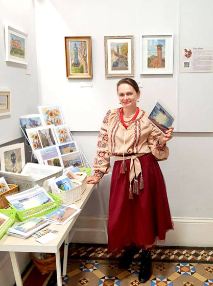 Art open studios у Хові, біля своєї експозиції, літо 2025 Art open studios у Хові, біля своєї експозиції, літо 2025