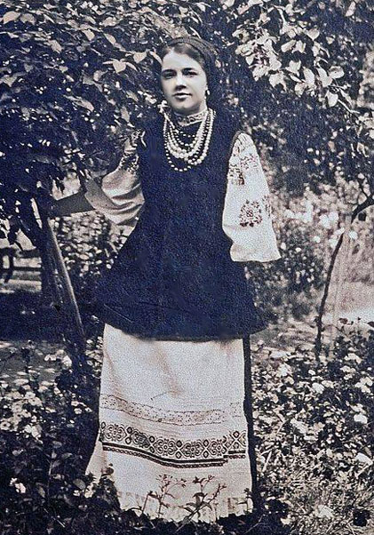 Катерина в українському вбранні // https://www.ukrinform.ua/rubric-culture/2849740-katerina-desnicka-siamska-roksolana.html 