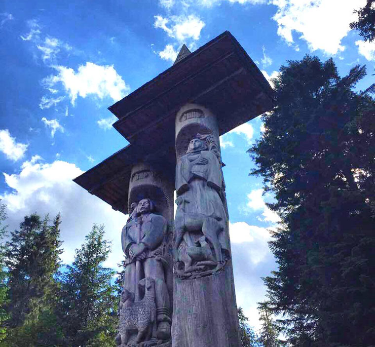 Скульптурна композиція за мотивами легенди про Синевир // https://zakarpatpost.net/2019/10/29/%D0%B4%D0%B5%D1%80%D0%B5%D0%B2%D1%8F%D0%BD%D0%B0-%D0%BA%D0%BE%D0%BC%D0%BF%D0%BE%D0%B7%D0%B8%D1%86%D1%96%D1%8F-%D1%81%D0%B8%D0%BD%D1%8C-%D1%96-%D0%B2%D0%B8%D1%80-%D0%BE%D0%B4%D0%B8%D0%BD-%D1%96/