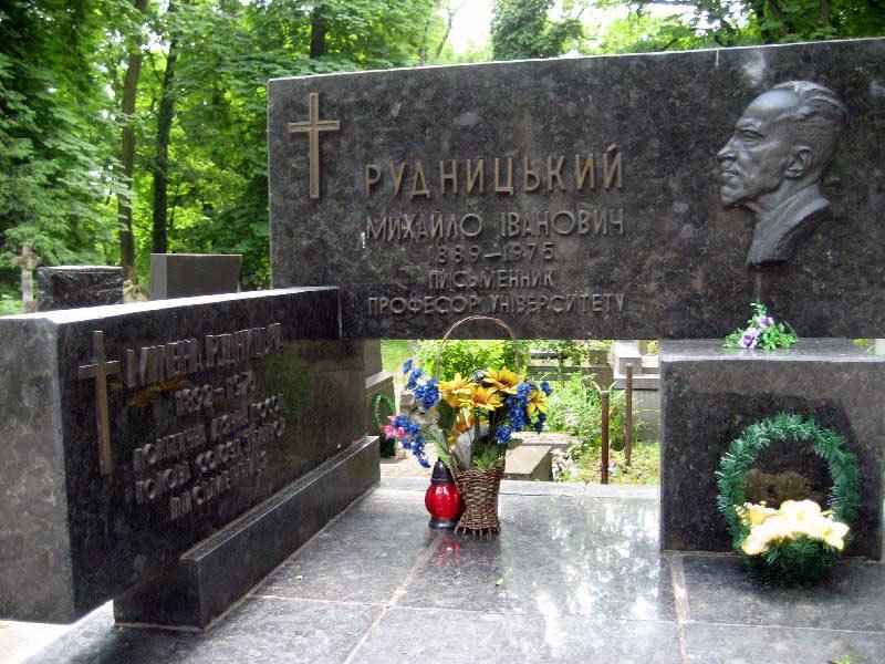 Меморіальне поховання родини Рудницьких // https://uain.press/blogs/milena-rudnitska-gidna-donka-velikoyi-kulturnoyi-natsiyi-1293942
